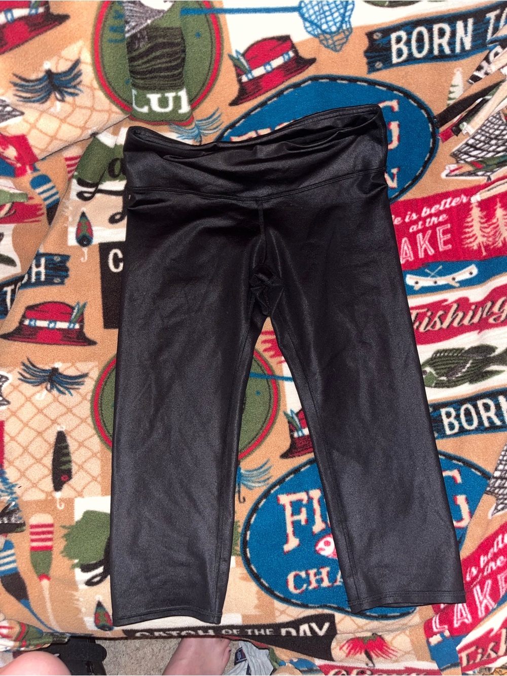 ALO Yoga Black shiny Capri Leggings size medium